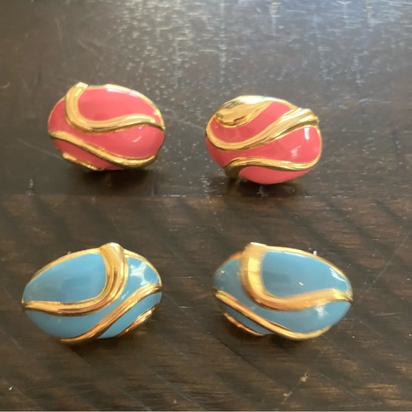 Set of 2 pairs of oval shaped gold tone with blue/pink color earrings - Picture 4 of 6